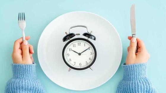 هل يؤثر الصيام المتقطع على نمو الشعر؟ دراسة تكشف النتائج المثيرة