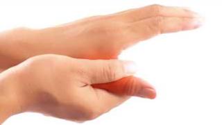 كيفية التعامل مع التواء الإصبع: الأسباب، الأعراض، وطرق العلاج الفعالة