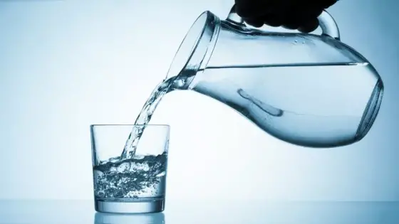 كم تحتاج من الماء يوميا؟ دراسة حديثة تكشف الحقيقة