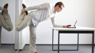 هل الوقوف لفترات طويلة أثناء العمل مضر بالقلب؟ دراسة فنلندية تجيب